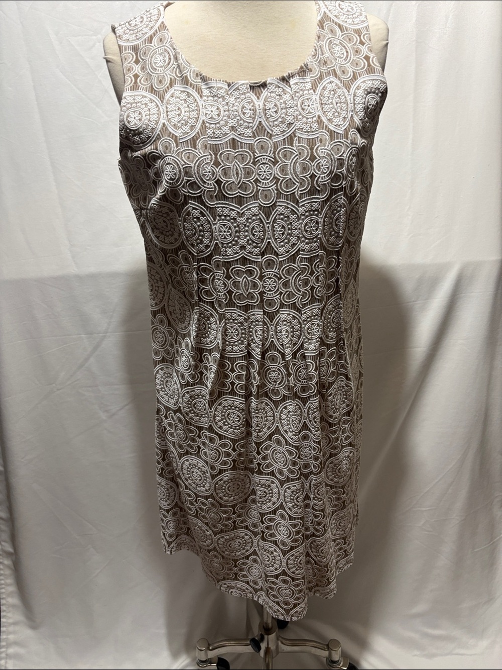Chic sleeveless white an taupe medallion design A shape dress
